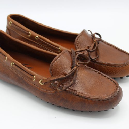 Mocassino artigianale andy da donna in morbida pelle sfoderata marrone con laccetto e suola con gommini