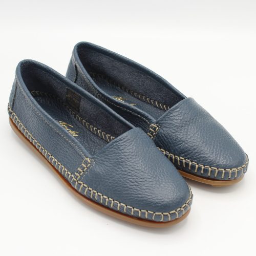 Mocassino artigianale Andy da donna modello skipper realizzato in morbido vitello blu con suola in gomma