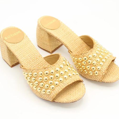 Ciabattina con tacco largo Rita realizzata in rafia naturale e borchie oro by Baltarini